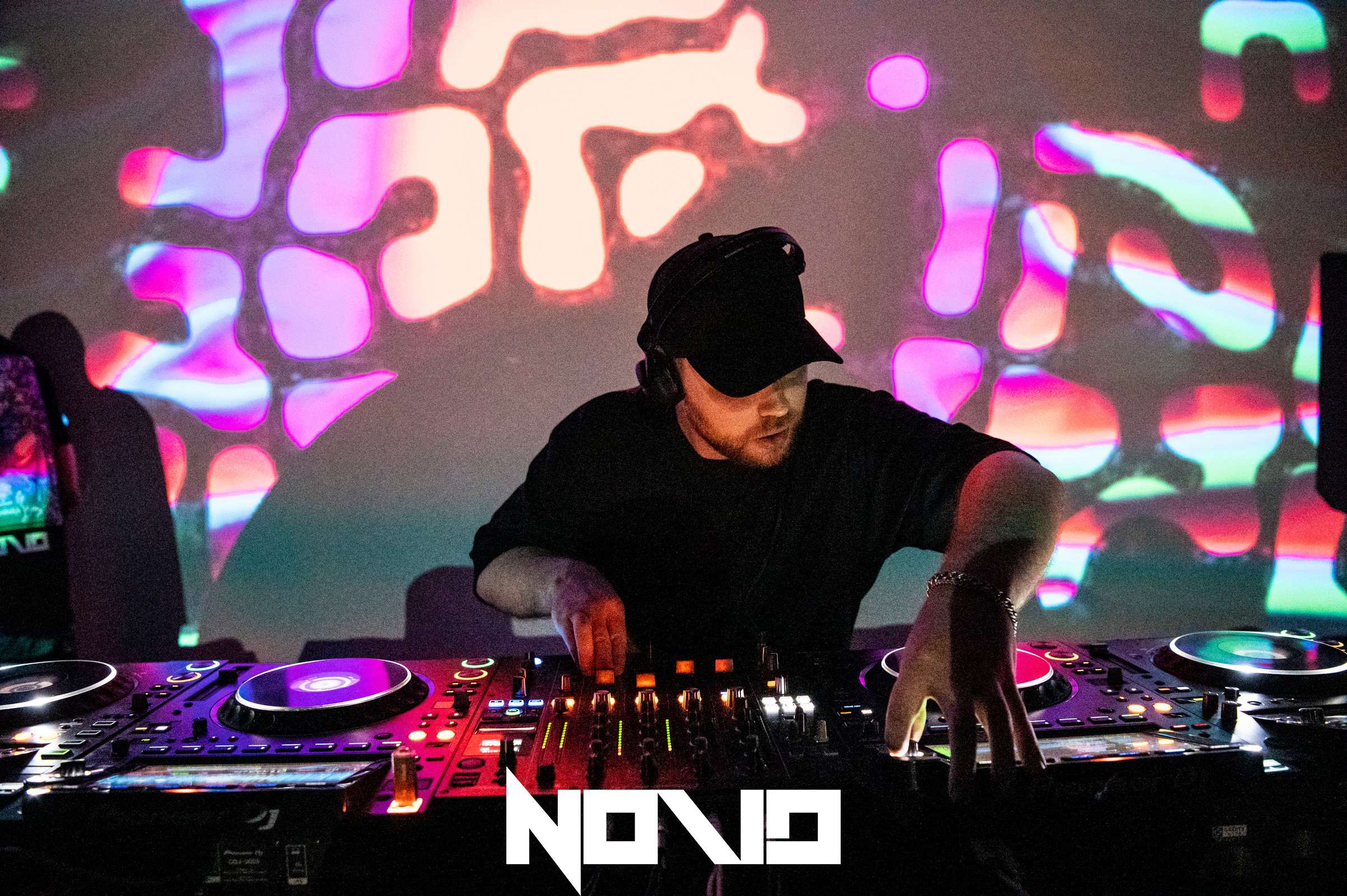 MIND-BLOWING ARTISTS